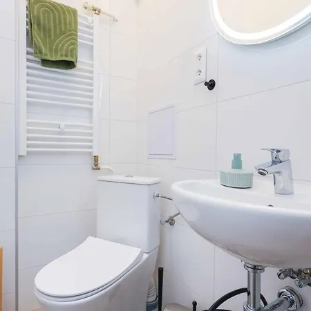 Cozy Next To Bus Station With Perfect Views דירה ברטיסלאבה